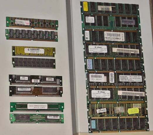 Sada různých starých pamětí do PC ESCOM EDO SDRAM DDR SIMM DIMM