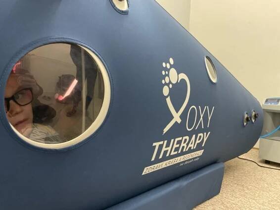 Hyperbarická oxygenoterapie na jihu Čech pomáhá dětem s autismem v rozvoji řeči. Po kyslíkové terapii volali rodiče autistů několik let