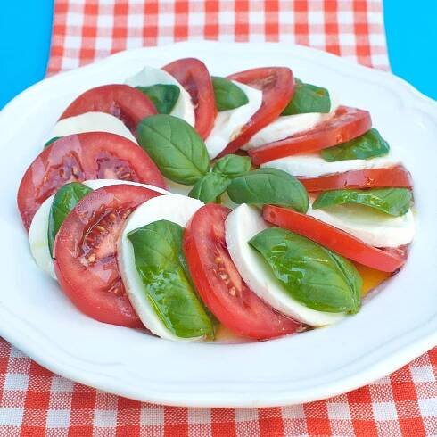 Zobrazit Salát Caprese s bazalkou receptů