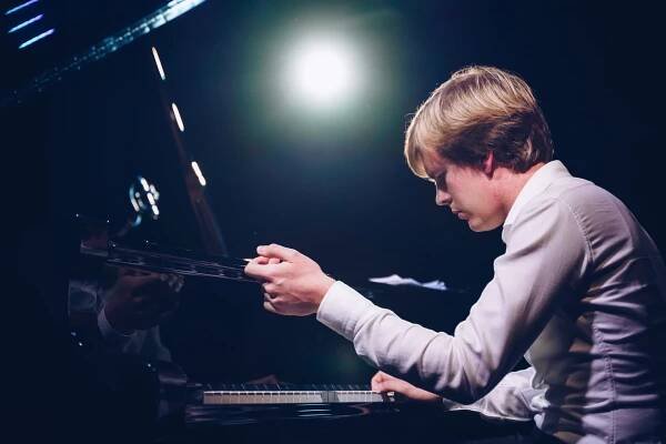 Matyáš Novák - přeložený koncert - PETROF Gallery