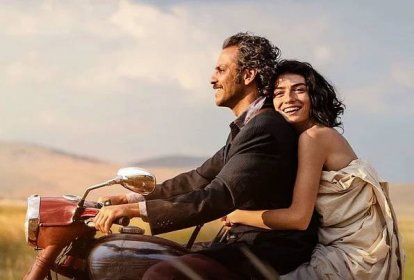 Zpěv srdce: Turecká romantická komedie o kočovném muzikantovi, který musí zachránit život zavržené nevěstě