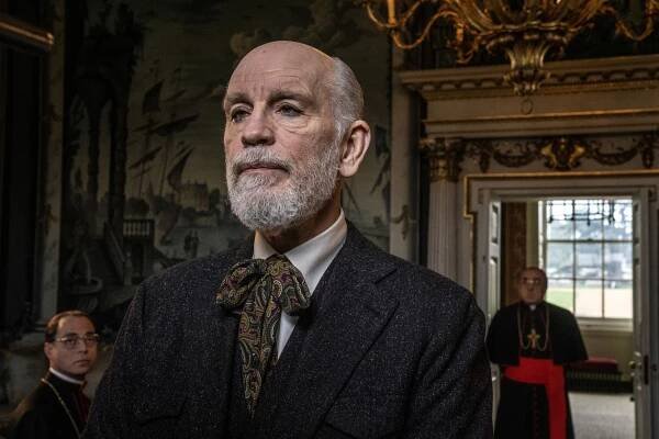 Recenze: Na intriky a hříchy Vatikánu v seriálu Nový papež nahlíží John Malkovich