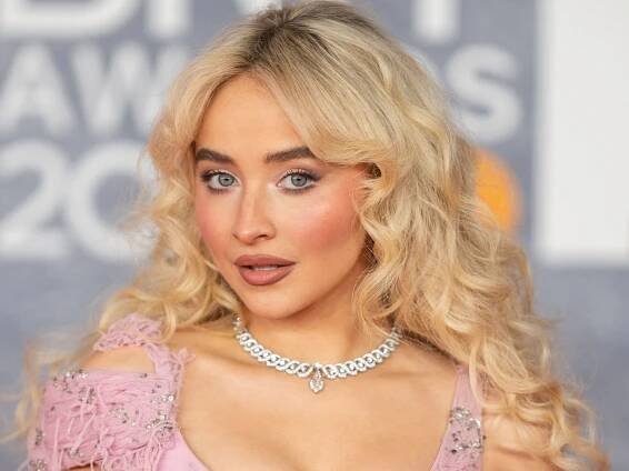 Sabrina Carpenter Put a Low-Key Vacation Spin on Her Signature Curls—See the Photos