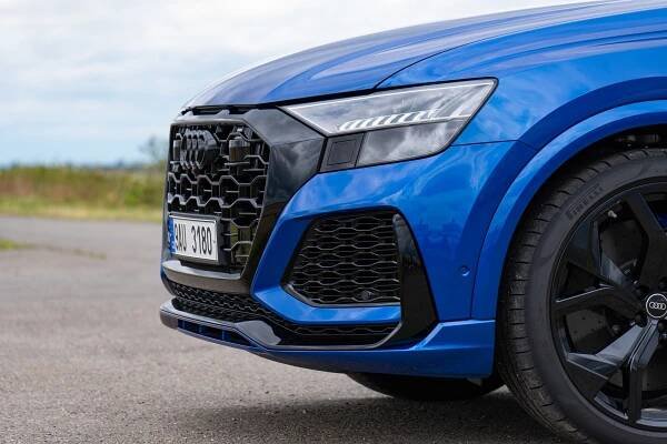 Žádná rozmařilost do Pařížské. Audi RS Q8 je skvěle fungující auto