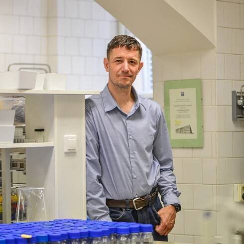 Uvolňování nebezpečných látek z obalů: prof. Tomáš Cajthaml pro ČT Studio 6 | PřF UK