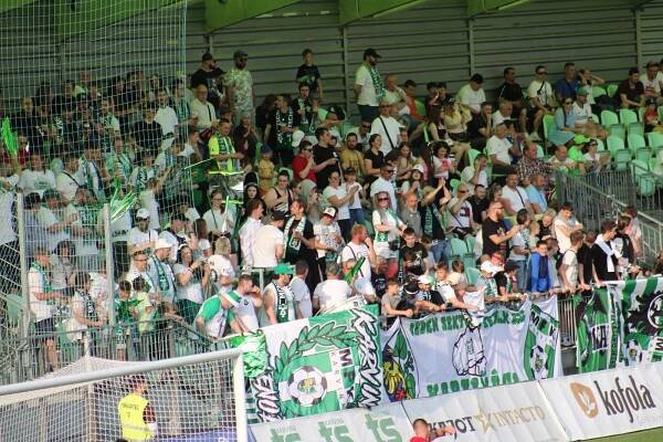 OBRAZEM: Třinec trápil mistra, nakonec ale padl. Teď míří do MSFL