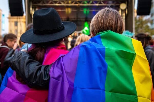 Lidé v Praze vyzvali k ochraně LGBT+ komunity. Požadují změnu legislativy a stejná práva