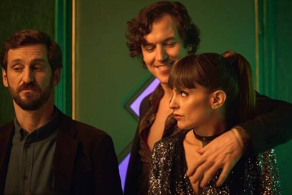 Raúl Arévalo, Jorge Suquet, Verónica Echegui - Čím víc, tím líp - Z filmu