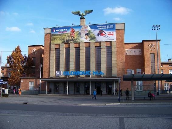 Soubor:Olomouc hlavní nádraží, z Jeremenkovy ulice.jpg