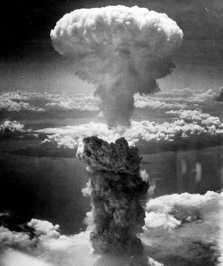 Stačilo málo a atomová bomba spadla jinde. Nagasaki doplatilo před 75 lety na dva detaily