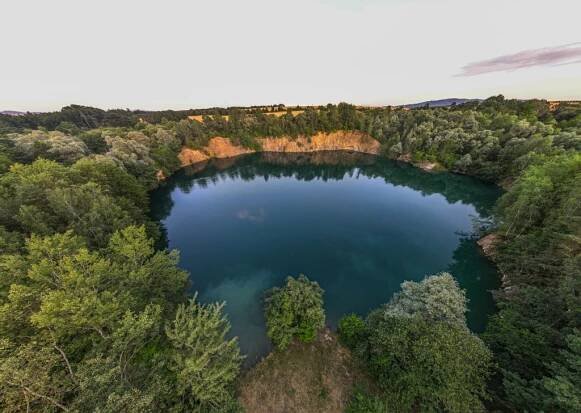 VIDEO: Přírodní zatopený lom v Opatovicích z ptačí perspektivy. Podívejte se