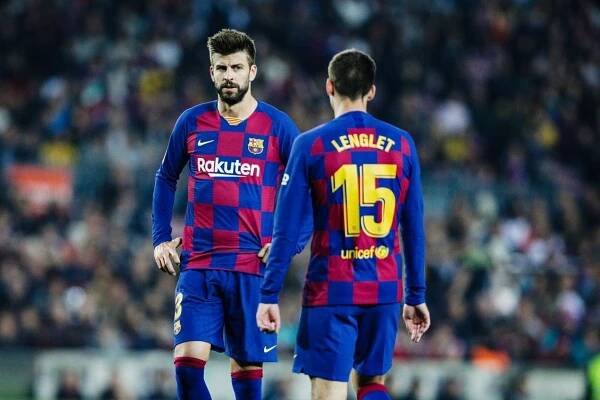 Gerard Piqué (vlevo) a Clément Lenglet (vpravo) v zápase Barcelony s Realem Valladolid