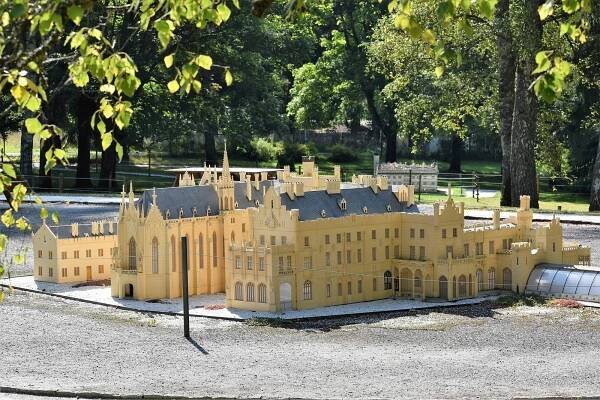 Hluboká, Karlštejn i Loket. V Parku Bohemium jsou k vidění miniatury památek