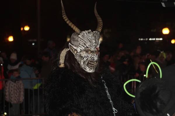 VIDEO: Krampusové šílenství v Břeclavi, o děsivé čerty byl obrovský zájem