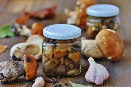 Nakládané houby ve sladkokyselém nálevu: V tomto osvědčeném receptu zužitkujete hřiby, lišky i ryzce