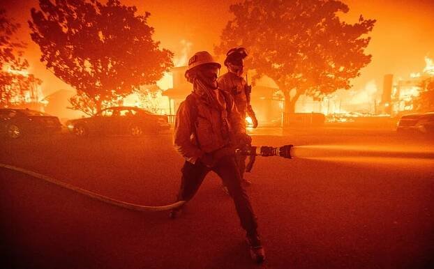 OBRAZEM: Los Angeles se postupně mění v popel. Oheň už sežehl tisíce domů