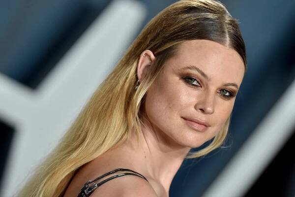 Behati Prinsloo attends the 2020 Vanity Fair Oscar Party hosted by Radhika Jones at Wallis Annenberg Center for the Performing Arts on February 09, 2020 in Beverly Hills, California.