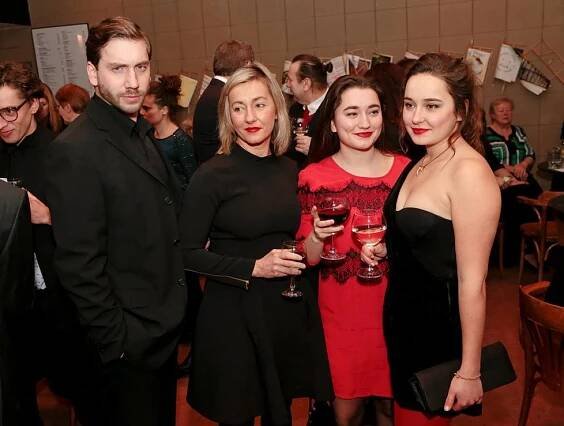 Sašo, líp si ji hlídej! Dcera Rašilova a Hybnerové ukázala prostředníček