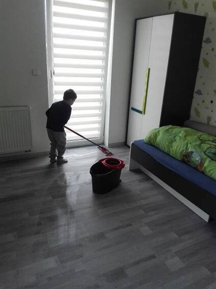 Dostala jsem mop,a o víkendu mám o dvě místnosti min na úklid,diky teleskopické tyči a zdimacimu systému to totiž zvládnou i kluci a ve volné chvilce,slouzi zdimadlo,jako kolotoč pro medvídka