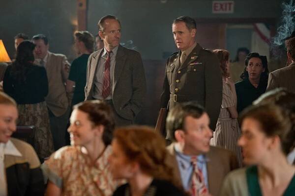 Manhattan - Přijatelné limity - Z filmu - John Benjamin Hickey, Mark Moses