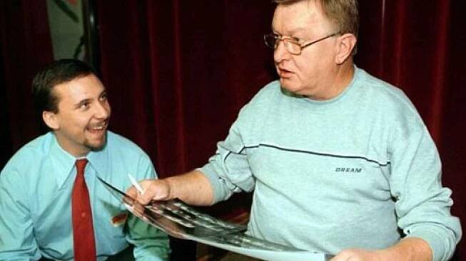 Bývalý televizní hlasatel Miloš Frýba (vpravo na archivním snímku z 16. listopadu 1999) 30. prosince zemřel. Bylo mu pětašedesát let. V 70. a 80. letech patřil k ikonám obrazovek.
