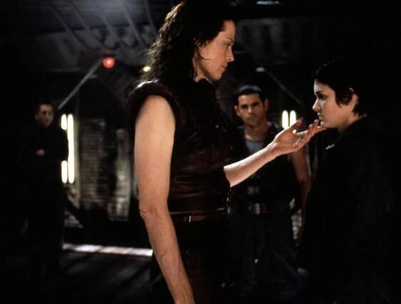 Winona Ryder, Sigourney Weaver, Raymond Cruz, and Leland Orser in Vetřelec: Vzkříšení (1997)