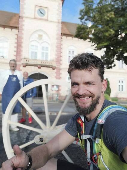 Neuvěřitelné! Herec Vitázek sťal strom, sestrojil kolo a dokutálel je z Lednice do Brna