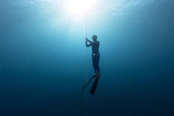 Freediver v moři stock fotka