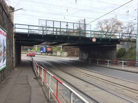 Komplikace v Holešovicích: Náklaďák strhl trakční vedení, tramvaje částečně nejezdí