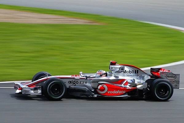 Alonso s vozem MP4-22 při Grand Prix Velké Británie 2007.