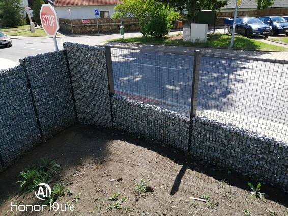 Gabionové oplocení s kamením - rezidenční bydlení Praha Lipence - A+J ploty