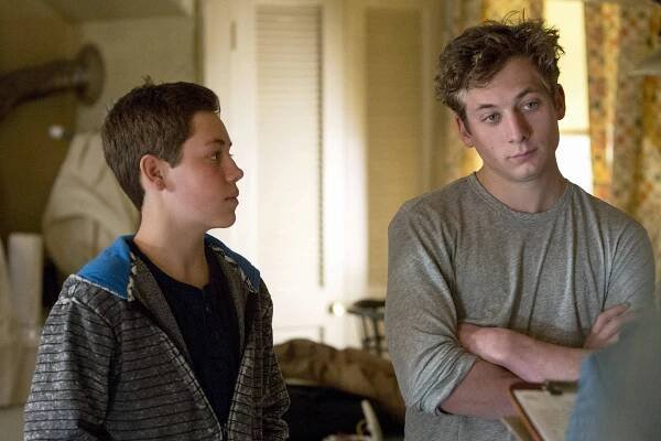 Hříšníci - Emily - Z filmu - Ethan Cutkosky, Jeremy Allen White