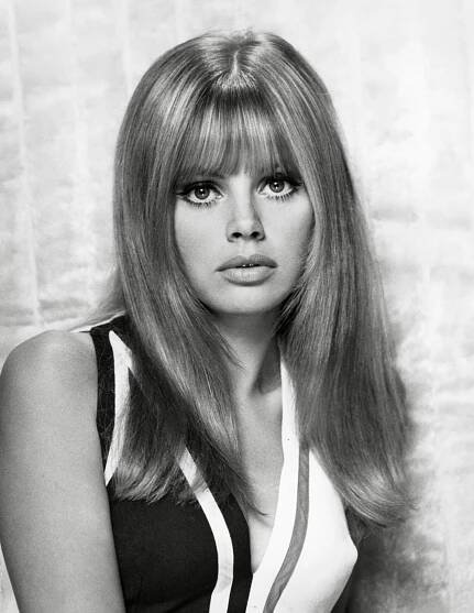 Britt Ekland jako Mary Goodnight (Muž se zlatou zbraní, 1974)
