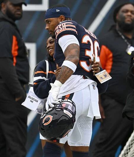 Simone Biles hugs her husband Jonathan Owens #36 of the Chicago Bears before the game against the Los Angeles Rams
