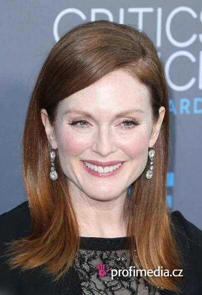Julianne Moore - celebrity účes - HappyHair