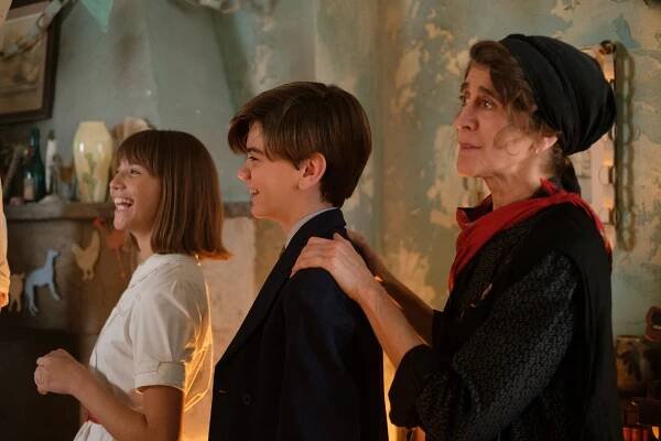Durrellovi - Epizoda 6 - Z filmu - Olivia Lebedeva-Alexopoulou, Milo Parker, Anna Savva