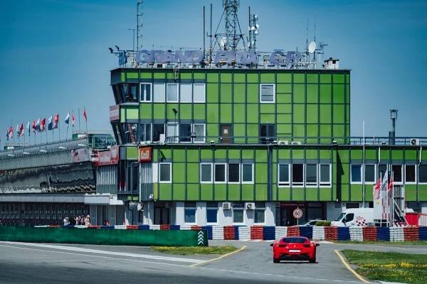 Jízda ve Ferrari na okruhu | Dokonalý Zážitek 