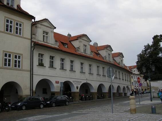 Trčkovský_palác_(Hradčany),_Praha_1,_Loretánské_nám.,_Pohořelec,_Úvoz_26,_Hradčany_-_pohled_od_Loretánského_náměstí.JPG