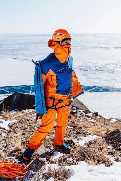 Man takes off Mammut jacket 