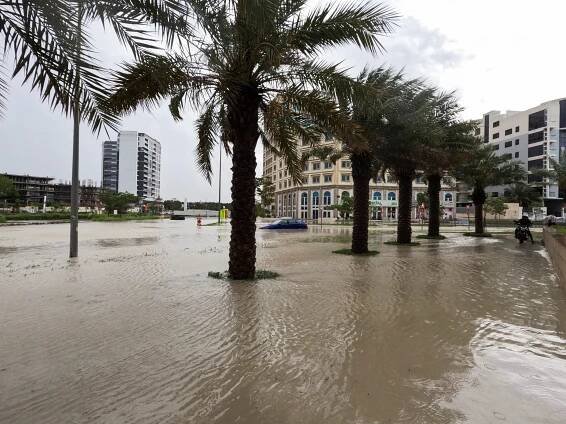 Foto: Povodně v pouštní Dubaji. Silnice se proměnily v řeky, letiště je ochromené