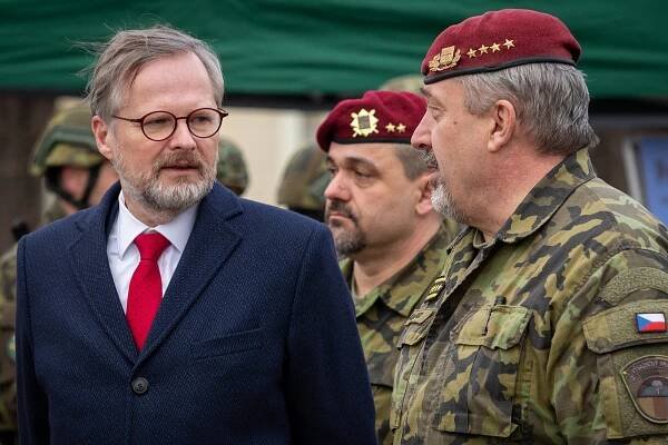 Premiér Fiala v Prostějově: Česká armáda je připravena, nebezpečí nám díky NATO nehrozí