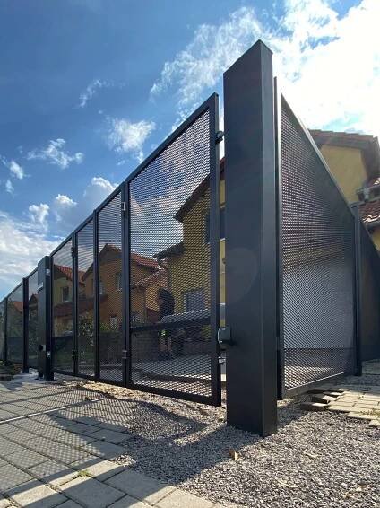 Kovové ploty: Bezpečné, trvanlivé a stylové