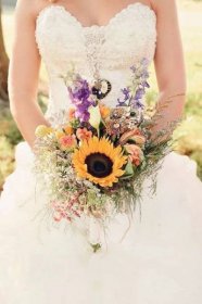 Nevěsta se slunečnicovou svatební kyticí