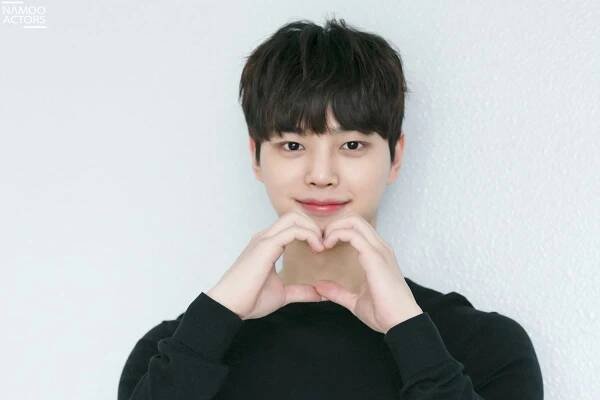 Boy heart gesture, Song Kang