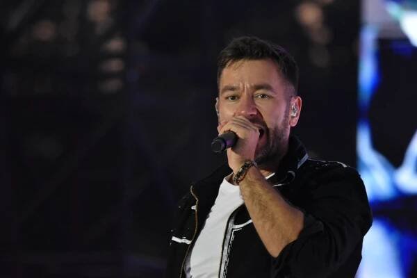 OBRAZEM: Marek Ztracený dobyl Chomutov. Koncert provázely emoce, show i nečekané přerušení