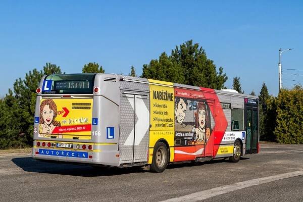 Řidičák na autobus: Zabere nejméně 2 měsíce, samotný ŘP většinou nestačí a musí vám být aspoň 24 let