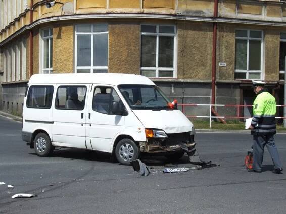 Nehoda paralyzovala dopravu v centru Bruntálu