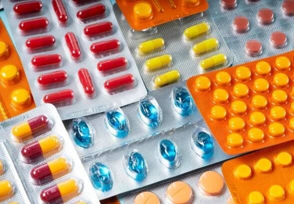Průjmy mohou vyvolat prakticky všechny druhy antibiotik. Nejčastěji se s nimi ale setkáváme u penicilinových antibiotik, makrolidů a cefalosporinů.