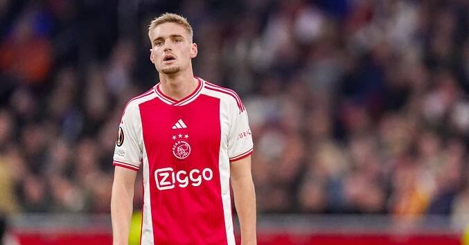 Ajax po potupném vyřazení umlčel své sítě. V kantýně amatérů z Herculesu se slavilo