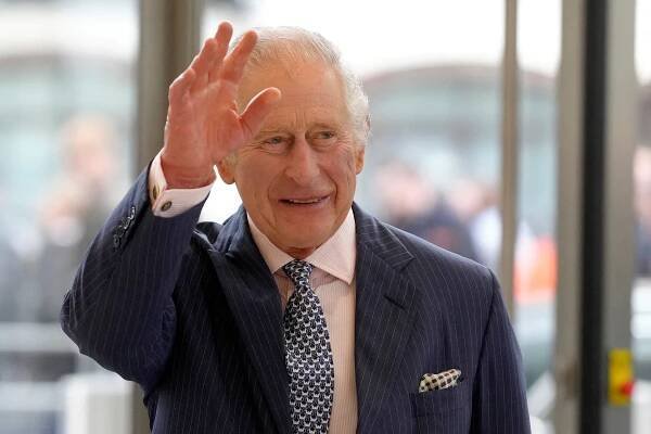 Britský král Karel III. zrušil cestu do Francie, ale odhalili mu tam alespoň figurínu